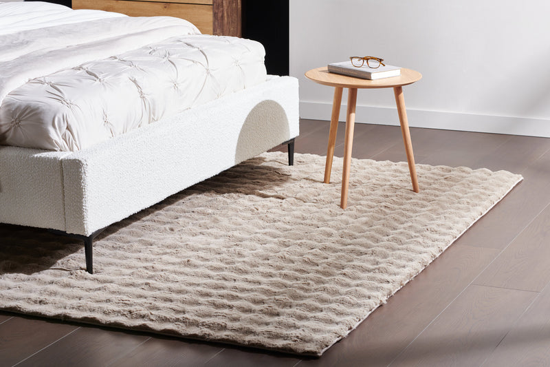 Carpette Dream Step à bulles en fausse fourrure taupe avec mousse à mémoire de forme - 5 pi x 7 pi