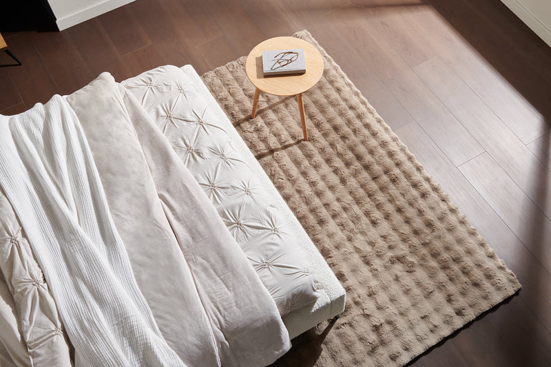 Carpette Dream Step à bulles en fausse fourrure taupe avec mousse à mémoire de forme - 5 pi x 7 pi