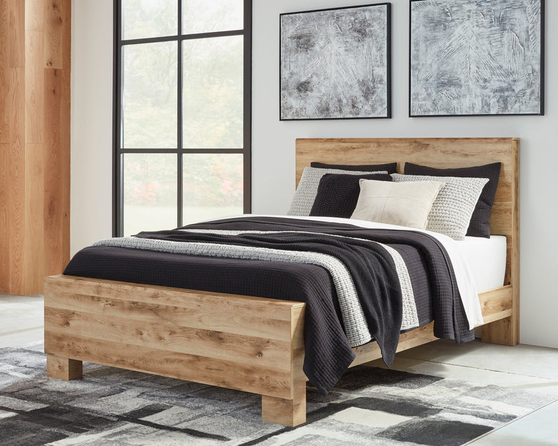 Ensemble de chambre à coucher Derekson 5 pièces avec lit à panneau, commode et miroir, naturel - format très grand lit