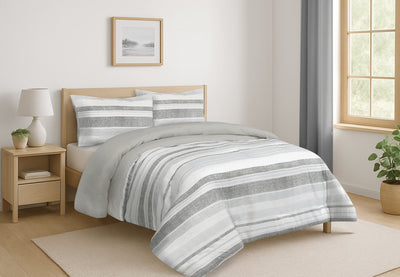 Dodger 3-Piece Queen Comforter Set – Grey and White  | Ensemble d’édredon Douglas 3 pièces pour grand lit - gris et blanc