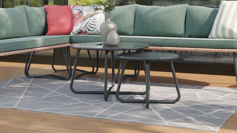 Sofa sectionnel Ibiza de Kort & Co. 6 pièces pour la terrasse à l’extérieur avec sofa sectionnel 4 pièces et 2 tables - osier en résine tressé à la main, résistant aux rayons UV et aux intempéries - gris foncé, naturel et vert