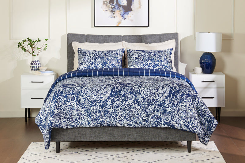 Ensemble d’édredon Lochlan 3 pièces pour lit double et grand lit - bleu marine et blanc