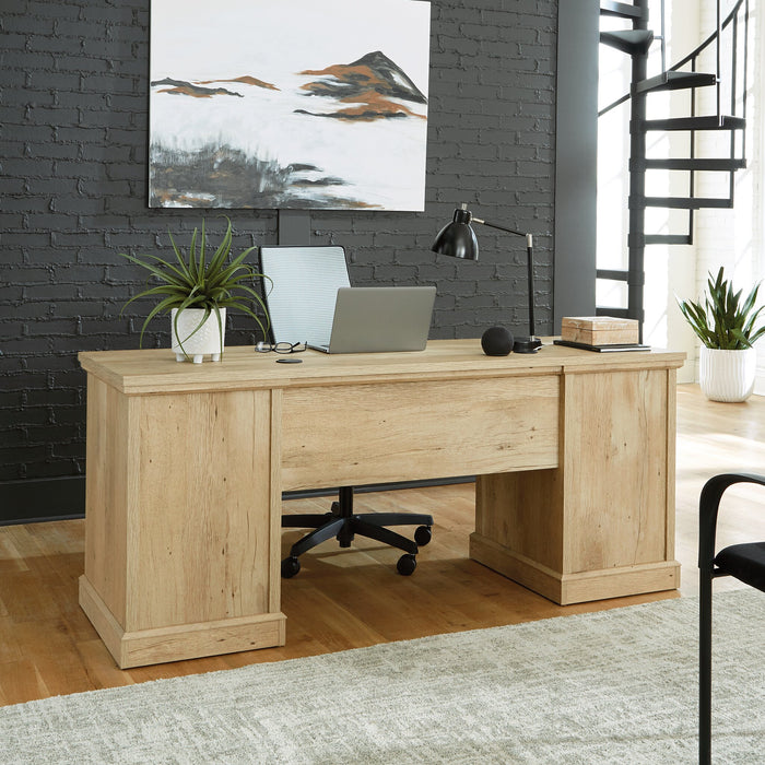 Bureau de style bahut Mason Peak de 71,10 po de qualité commerciale à 3 tiroirs avec armoire - chêne clair