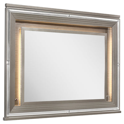 Max Bedroom Dresser Mirror with LED Light, Glam - Silver | Miroir de commode de chambre à coucher somptueux Max avec éclairage à DEL - argenté