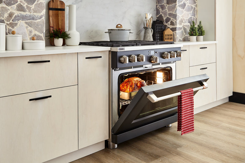 Cuisinière intelligente à gaz Café de 6,2 pi³ avec convection européenne véritable et grilles autonettoyantes - noir mat - CGY366P3TD1