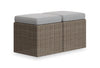 Ensemble de 2 petits poufs Naples pour la terrasse à l’extérieur - osier en résine tressé à la main, résistant aux rayons UV et aux intempéries - naturel et gris