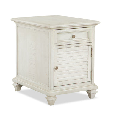 Newman  18" Traditional Chairside Table with Storage - Alabaster White Pine|Table de fauteuil traditionnelle Newman de 18 po avec rangement - pin blanc albâtre