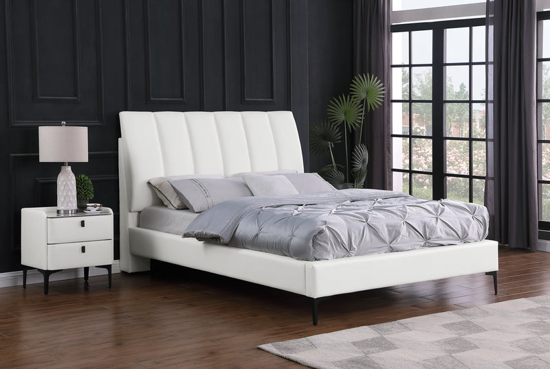 Lit plateforme rembourré Nova en tissu de cuir végétalien blanc - format très grand lit