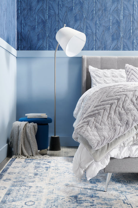 Pouf de rangement Phebe de 16,5 po avec base à bordures argentée - bleu marine