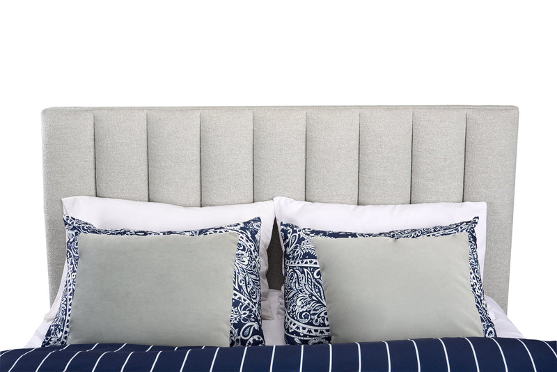 Lit plateforme rembourré Rain de Kort & Co. en tissu taupe capitonné - format grand lit