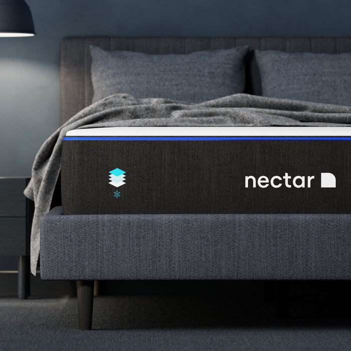 Matelas semi-ferme dans une boîte Classic de Nectar pour lit simple