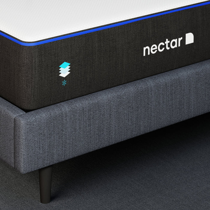 Matelas semi-ferme dans une boîte Classic de Nectar pour lit simple