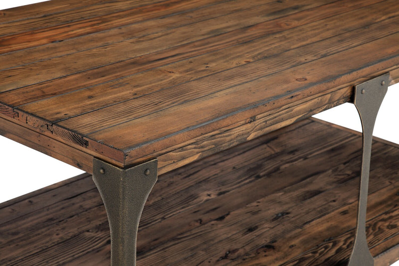 Table à café industrielle Albany de 48 po en pin avec tablette et roulettes - bourbon
