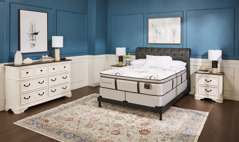 Ensemble matelas moyen luxueux à plateau-coussin Burnley de Stearns & Foster pour très grand lit