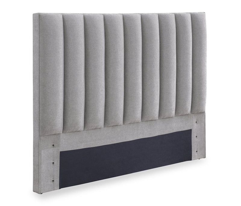 Lit de rangement Amos rembourré en tissu gris avec tête de lit à canaux et 3 tiroirs intégrés - format grand lit