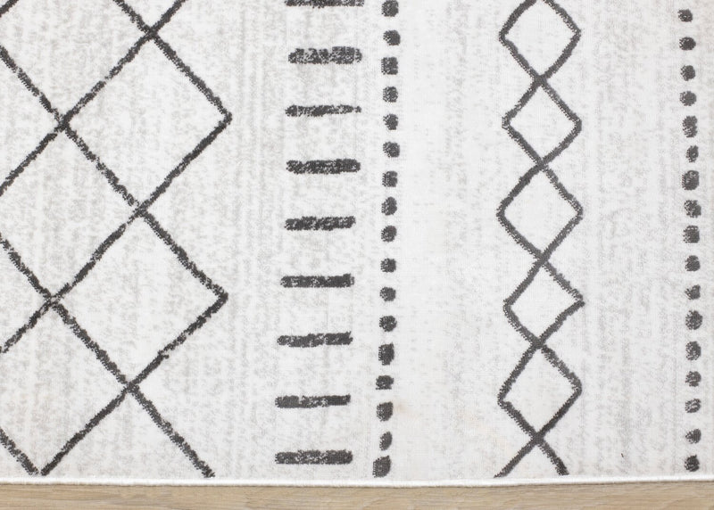 Carpette lavable Fresh blanche à bandes tribales - 2 pi 0 po x 6 pi 7 po