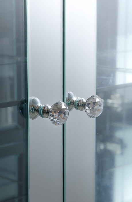 Armoire décorative Roxie de 31,5 po avec portes en verre et éclairage à DEL - argentée
