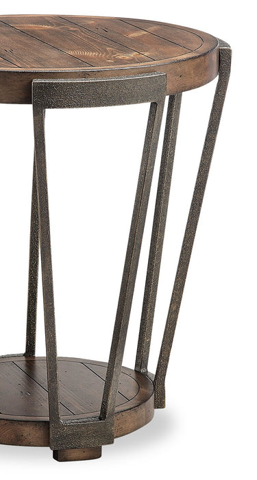 Table de bout industrielle ronde Cheney 23 po en bois massif avec tablette - bourbon