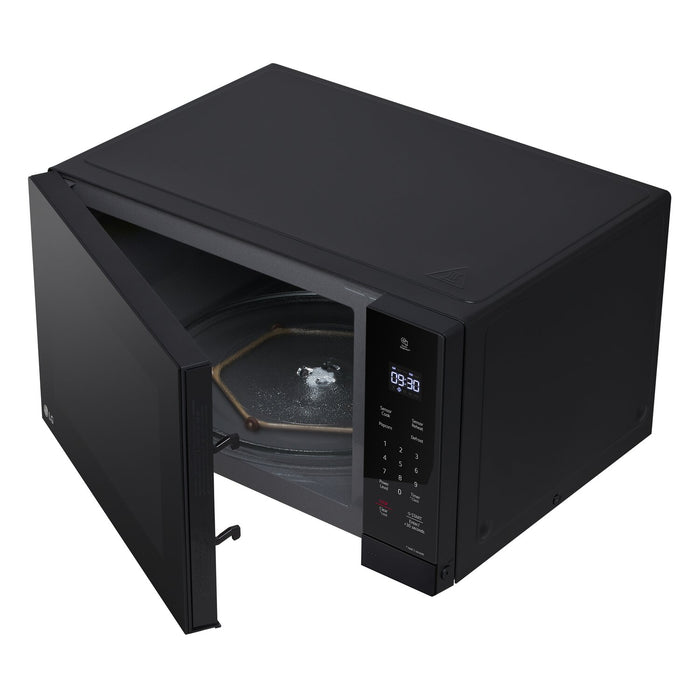 Four à micro-ondes de comptoir LG NeoChefMC de 1,5 pi3 avec technologie Smart Inverter et cuisson par capteur - MSER1590B