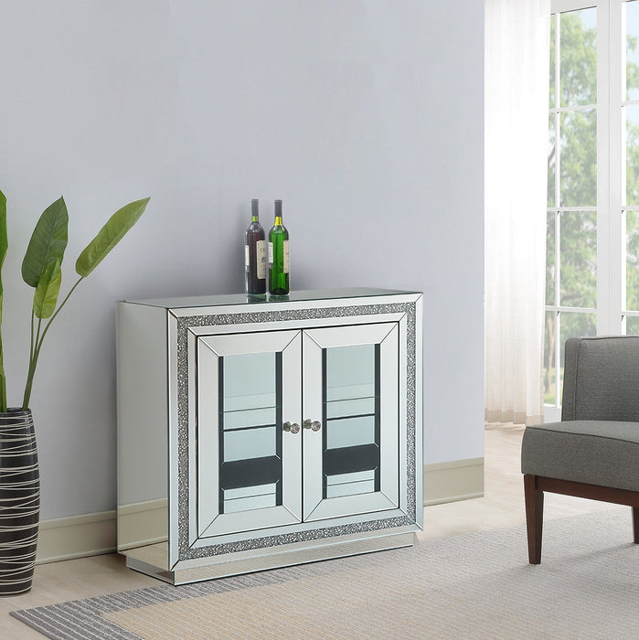 Armoire décorative Roxie de 31,5 po avec portes en verre et éclairage à DEL - argentée