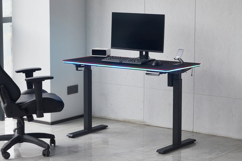 Bureau de jeu Finch de 47 po avec réglage électrique de la hauteur et éclairage à DEL RVB - noir