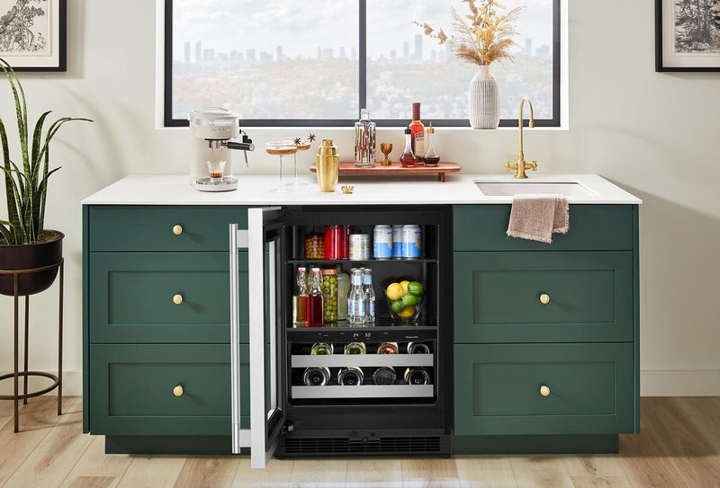 Refroidisseur à boissons KitchenAid de 24 po avec grilles à devant en bois - noir et acier inoxydable - KUBL524SSB