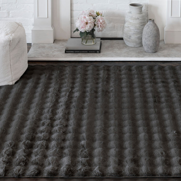 Carpette Bubble en fausse fourrure gris foncé avec revers en mousse à mémoire de forme - 5 pi x 7 pi