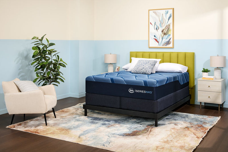 Ensemble matelas luxueux moyen à plateau régulier NXG1300 iSeries de Serta pour très grand lit