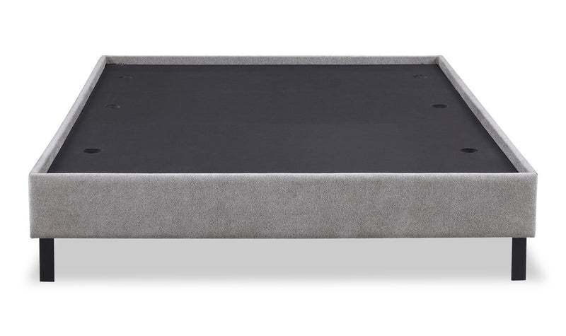 Lit plateforme Amos rembourré en tissu gris avec tête de lit à canaux - format grand lit