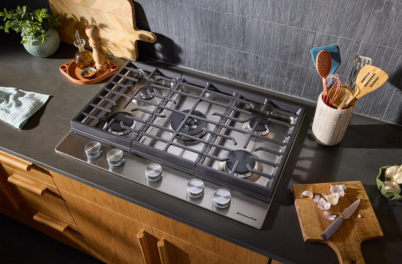 Surface de cuisson KitchenAid de 30 po au gaz sur métal avec grilles pour wok intégrées – acier inoxydable - KCGK530SSS