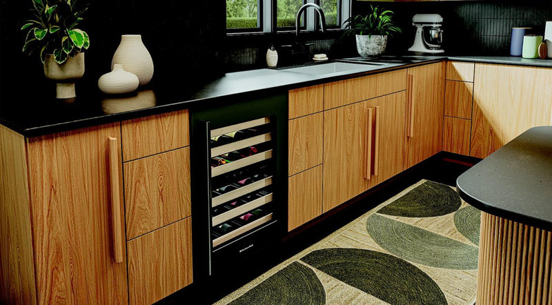 Cellier à vin KitchenAid de 24 po sous le comptoir avec grilles à extension complète à devant en bois - Minerai noir - KUWR524SBE