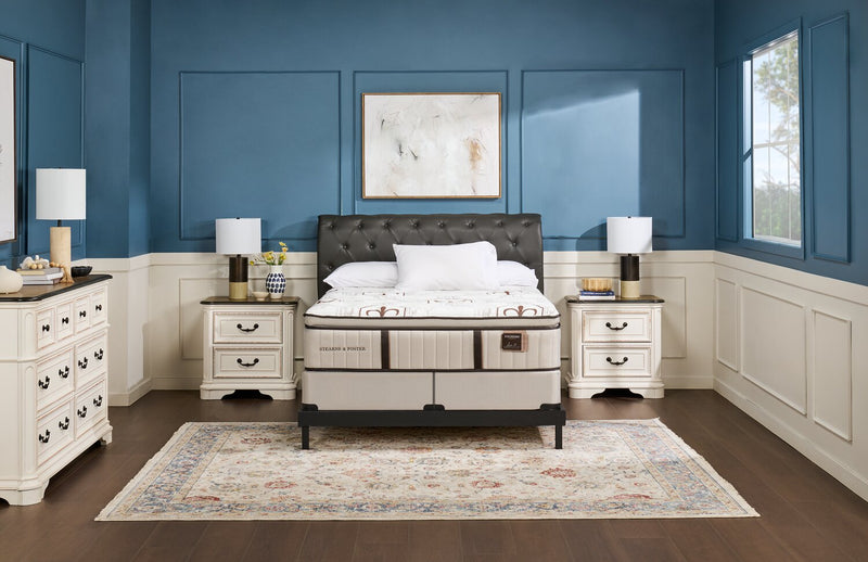 Ensemble matelas moyen luxueux à plateau-coussin Burnley de Stearns & Foster pour très grand lit