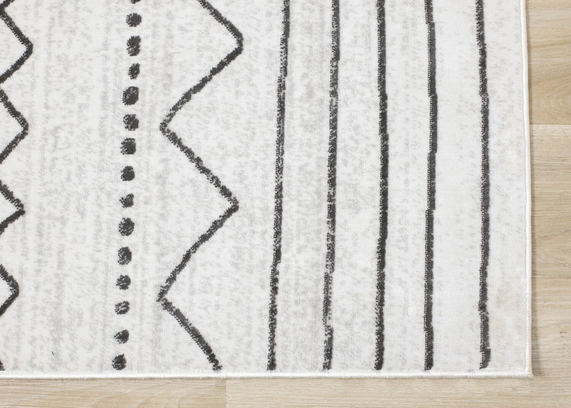Carpette lavable Fresh blanche à bandes tribales - 2 pi 0 po x 6 pi 7 po