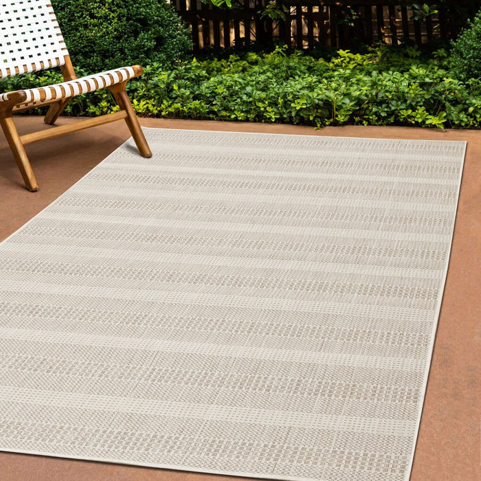 Carpette Lira à rayures 5 pi 3 po x 7 pi 7 po pour l’extérieur - crème 