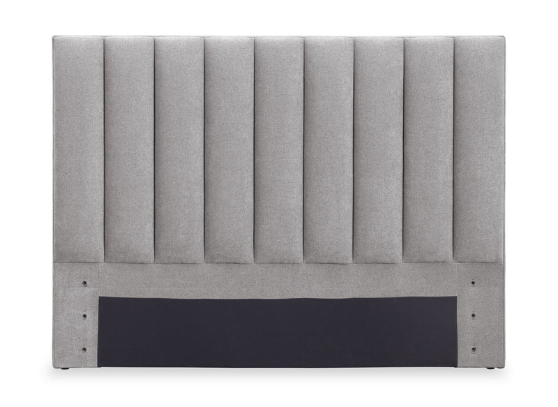 Lit plateforme Amos rembourré en tissu gris avec tête de lit à canaux - format grand lit