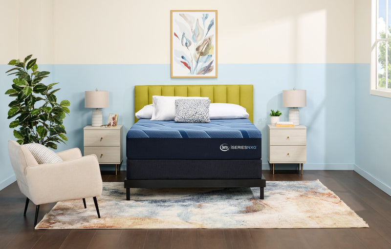 Matelas luxueux moyen à plateau régulier NXG1300 iSeries de Serta pour lit double