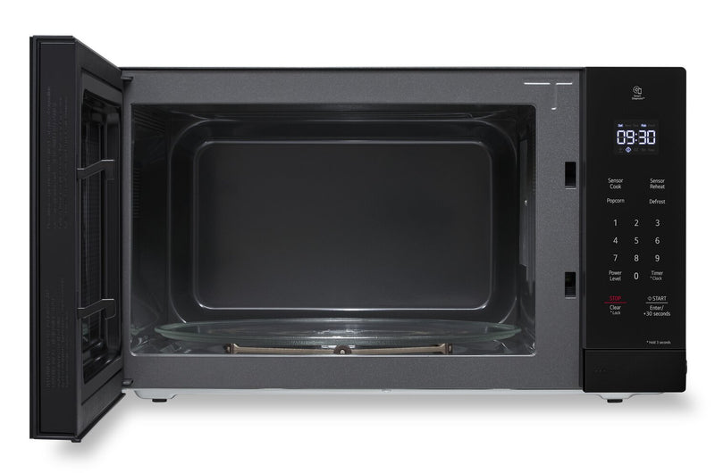 Four à micro-ondes de comptoir LG NeoChefMC de 1,5 pi3 avec technologie Smart Inverter et cuisson par capteur - MSER1590B