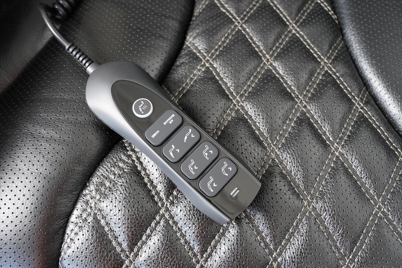 Fauteuil de massage à inclinaison électrique Elite de 38 po en cuir véritable avec son immersif et appuie-tête électrique - noir