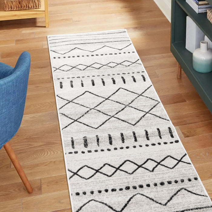 Carpette lavable Fresh blanche à bandes tribales - 2 pi 0 po x 6 pi 7 po