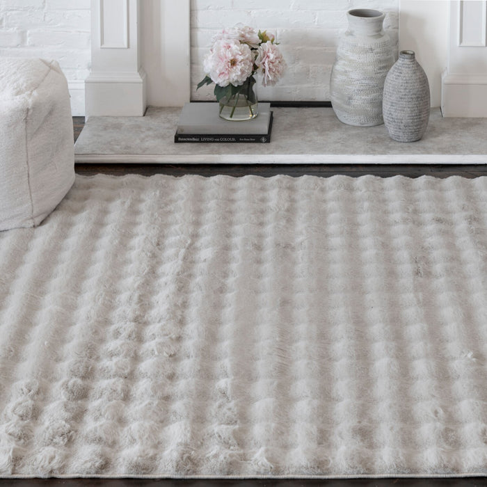 Carpette Bubble en fausse fourrure gris clair avec revers en mousse à mémoire de forme - 5 pi x 7 pi