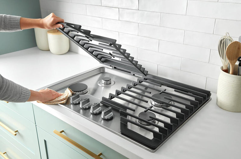 Surface de cuisson à gaz Whirlpool de 36 po avec 5e brûleur et grilles en fonte à charnières EZ-2-LiftMC - WCGK5036PS