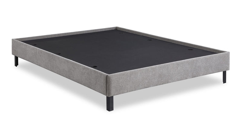 Lit plateforme Amos rembourré en tissu gris avec tête de lit à canaux - format grand lit