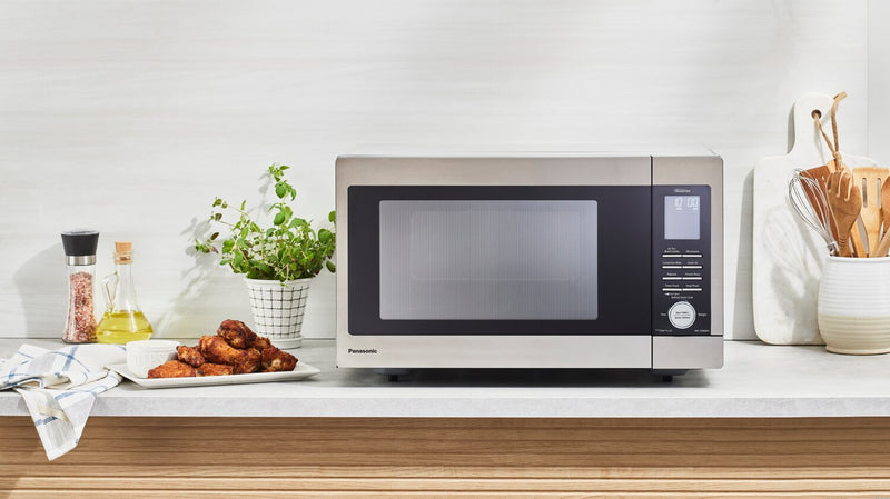 Four à micro-ondes de comptoir Panasonic de 1,3 pi3 avec friture à air - NNCD66NSCF