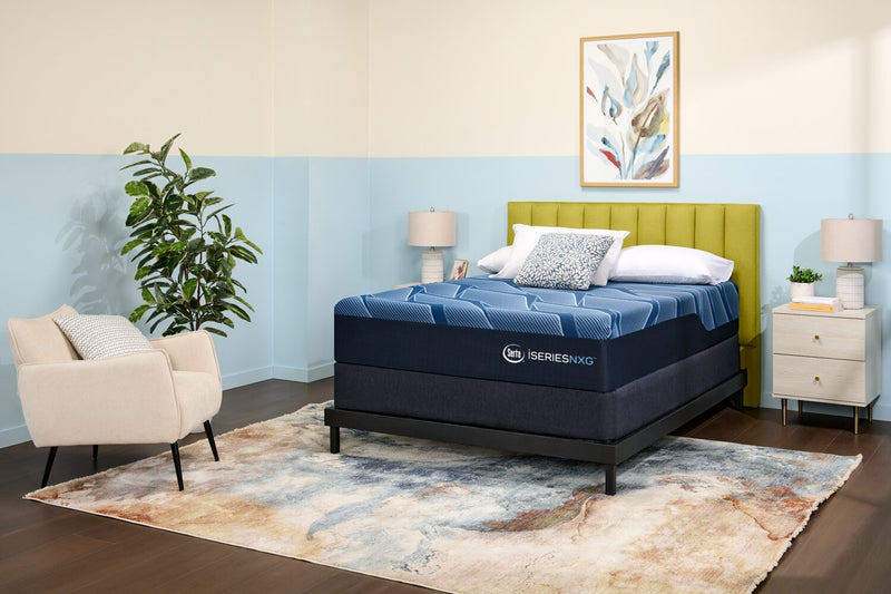 Matelas luxueux moyen à plateau régulier NXG1300 iSeries de Serta pour grand lit