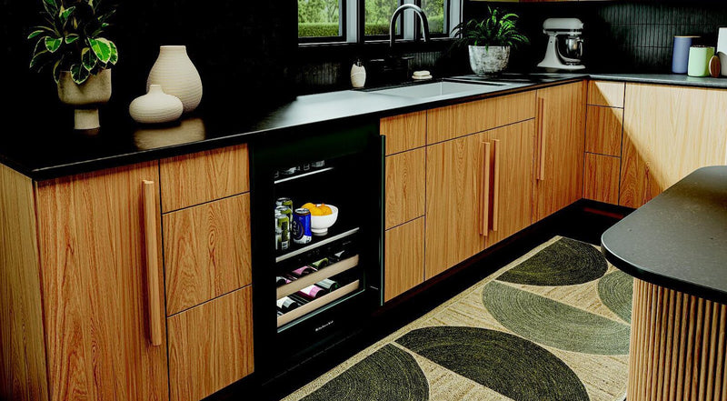 Refroidisseur à boissons KitchenAid de 24 po avec grilles à devant en bois - minerai noir - KUBL524SJP
