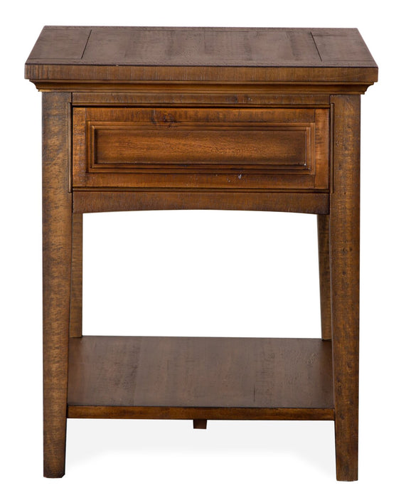 Table de bout traditionnelle Hanson de 20 po en pin - muscade grillée