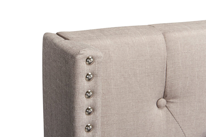 Lit rembourré à oreilles Brady en tissu gris clair avec clous décoratifs et capitonnage à boutons - format très grand lit