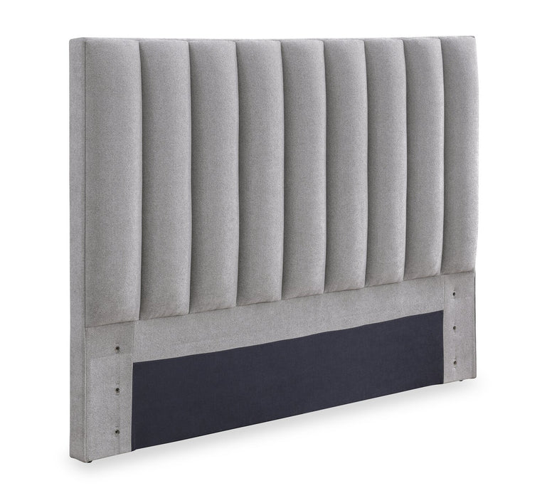 Lit plateforme Amos rembourré en tissu gris avec tête de lit à canaux - format grand lit
