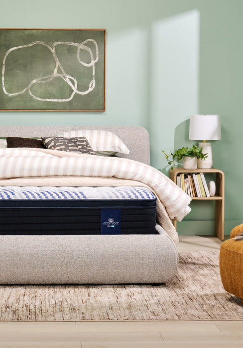 Matelas à Euro-plateau ProHD Vanguard 2.0 Hybrid iComfortMD de Serta pour grand lit