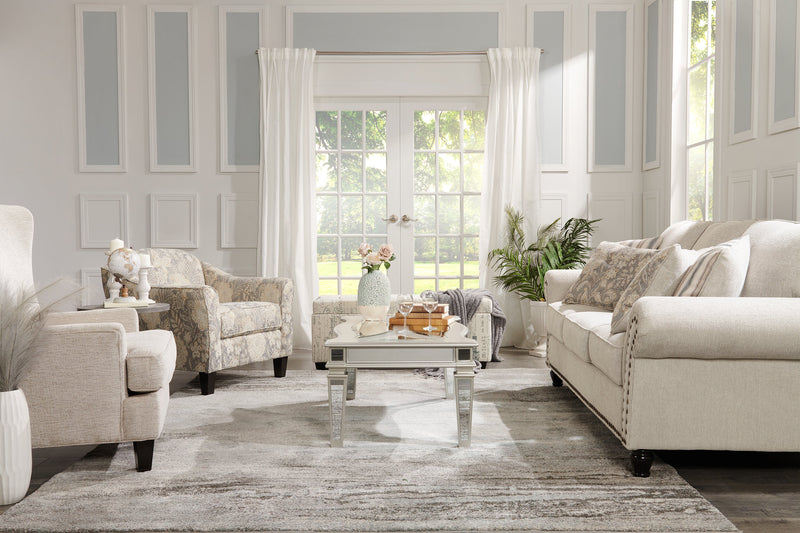 Sofa Wynn de 93 po fabriqué au Canada en tissu de chenille avec bordure de clous décoratifs et pattes en oignon en bois - beige lin